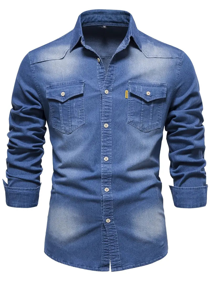 Chemise en jean bleu pour homme, manches longues, poches poitrine à rabat, boutons blancs, style décontracté, mode masculine tendance.