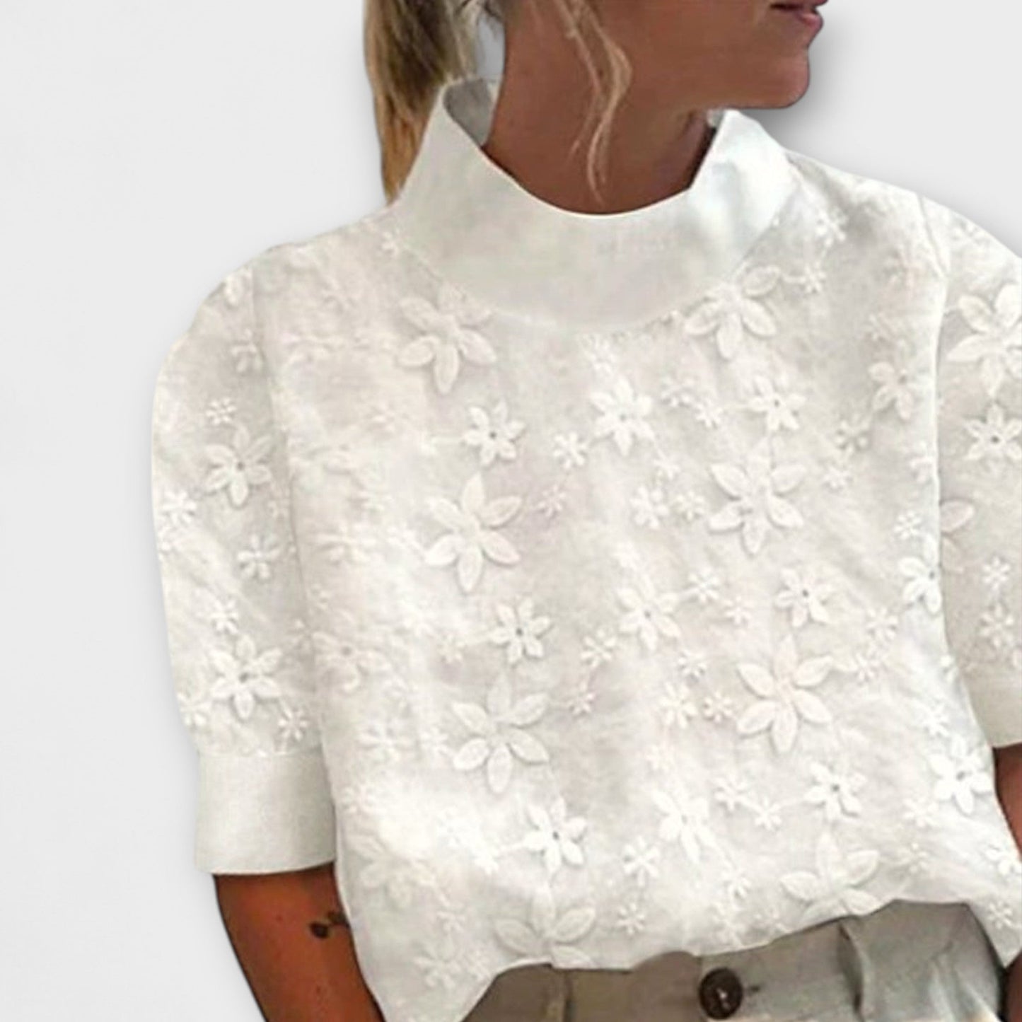 Marta | Blusa con cuello alto sencillo y bordado