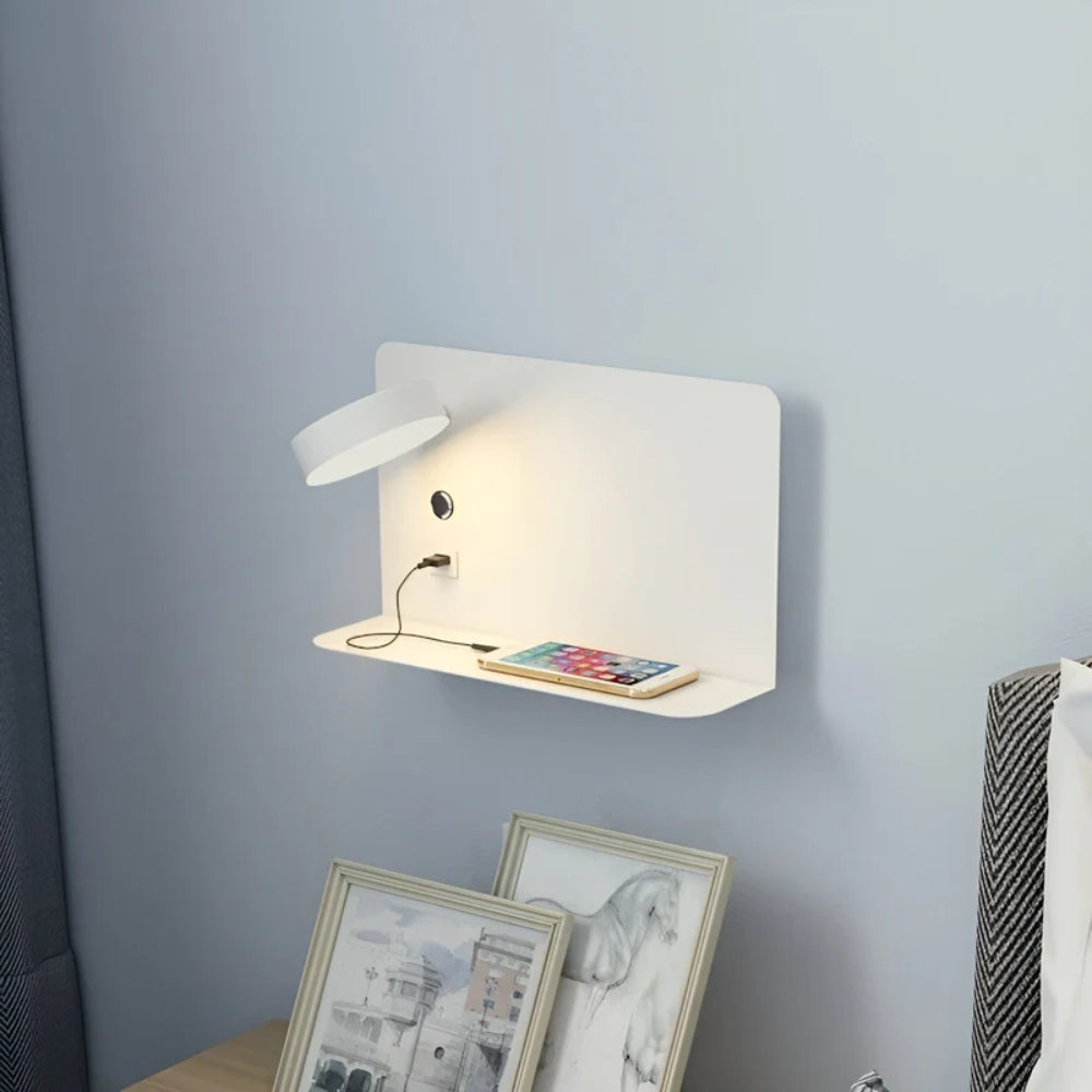 Væglampe med USB Oplader og Praktisk Hylde