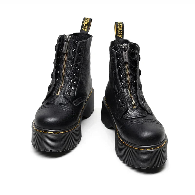 Bottes noires en cuir avec fermeture éclair, semelles épaisses et coutures jaunes. Chaussures tendance pour un look rock et moderne.