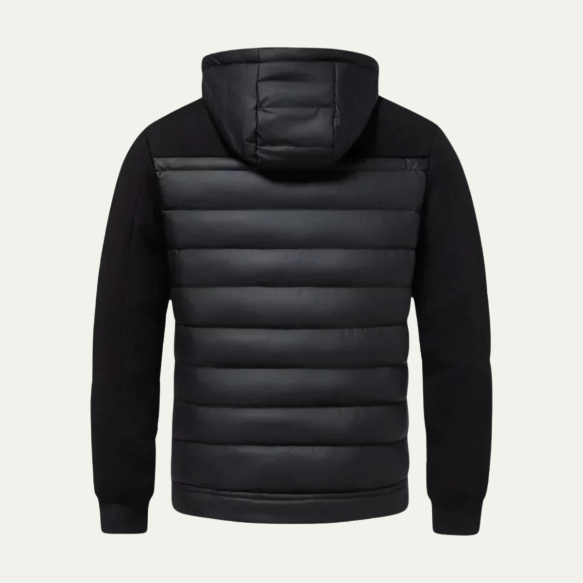 Sort quiltet jakke med hætte, set bagfra. Moderne design, velegnet til vinter. Perfekt til mænd, der søger stilfuld og varm overtøj.