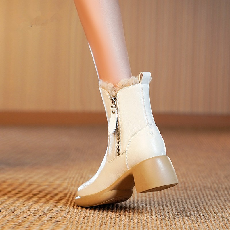 skörten® Kivélla: Stride in Style in our Eye-Catching Chic Fur-Lined Leather Boots