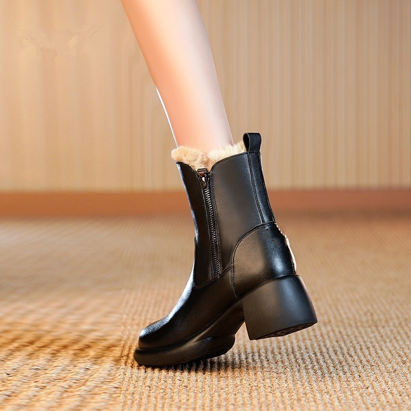 skörten® Kivélla: Stride in Style in our Eye-Catching Chic Fur-Lined Leather Boots
