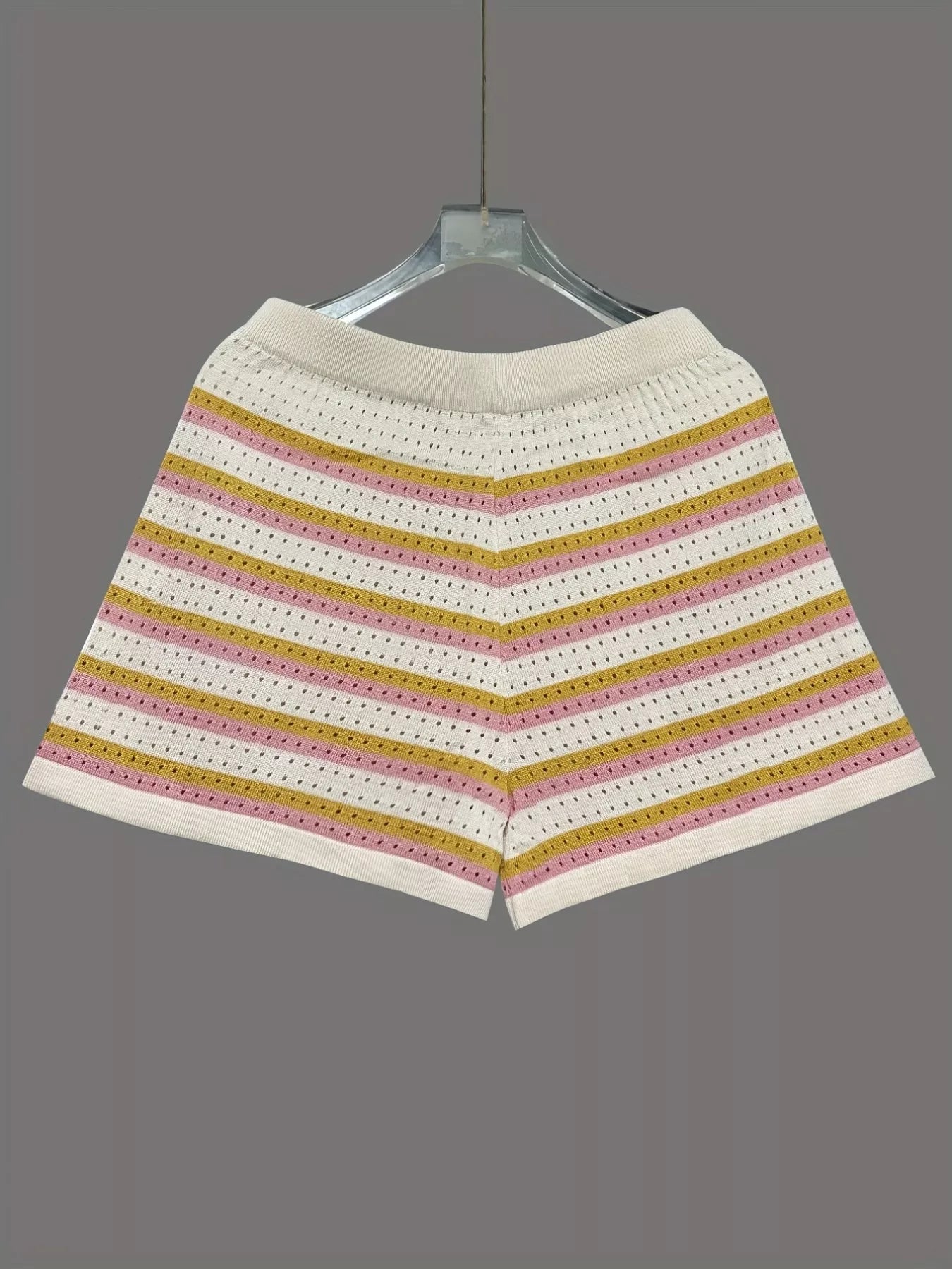 Haut en dentelle avec boutons et short assorti