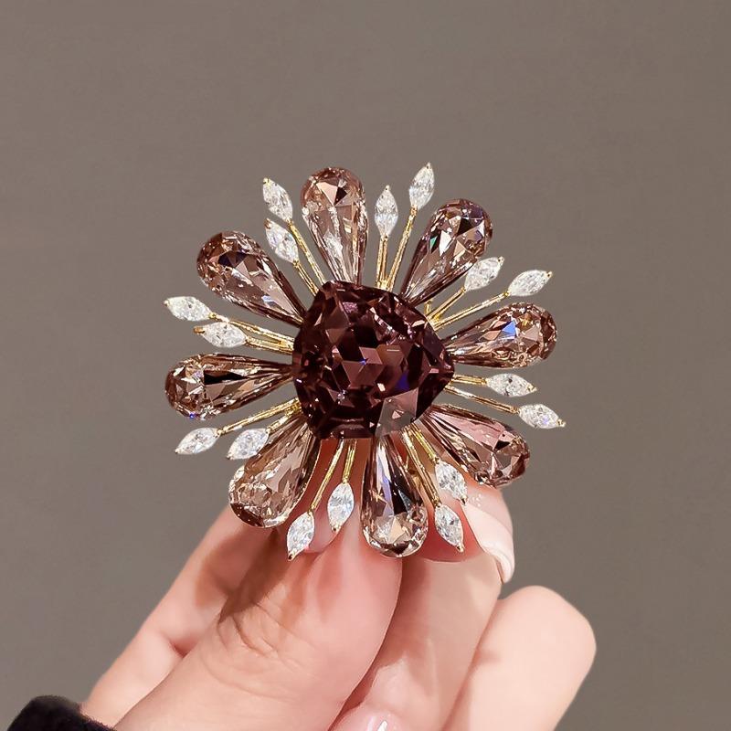 Broche dames | Stervormige broche met centrale steen