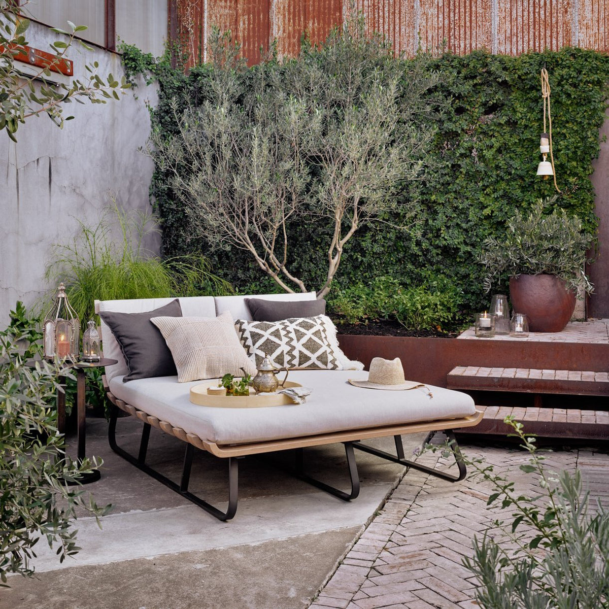 Alexei Outdoor Daybed