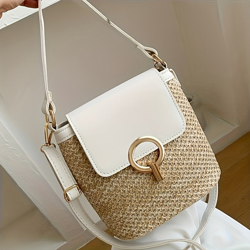 Sac à main en paille tressée avec rabat blanc et boucle dorée, bandoulière ajustable. Accessoire mode élégant et tendance pour femme.