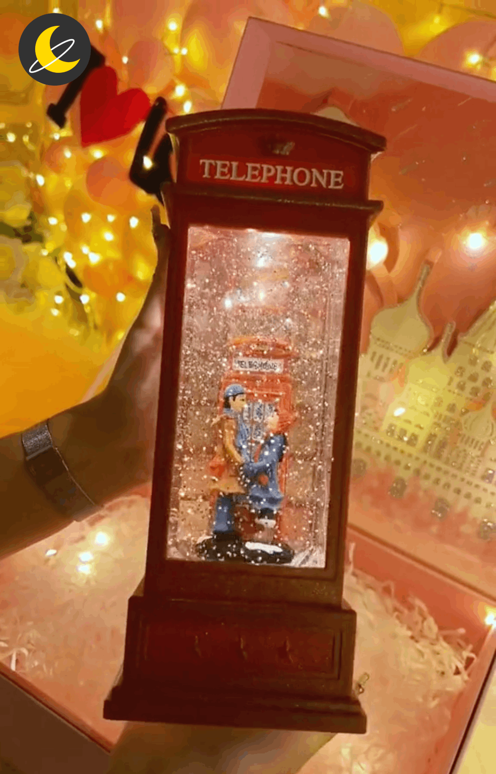 Telephone Booth Giant Couple Snow Globe™