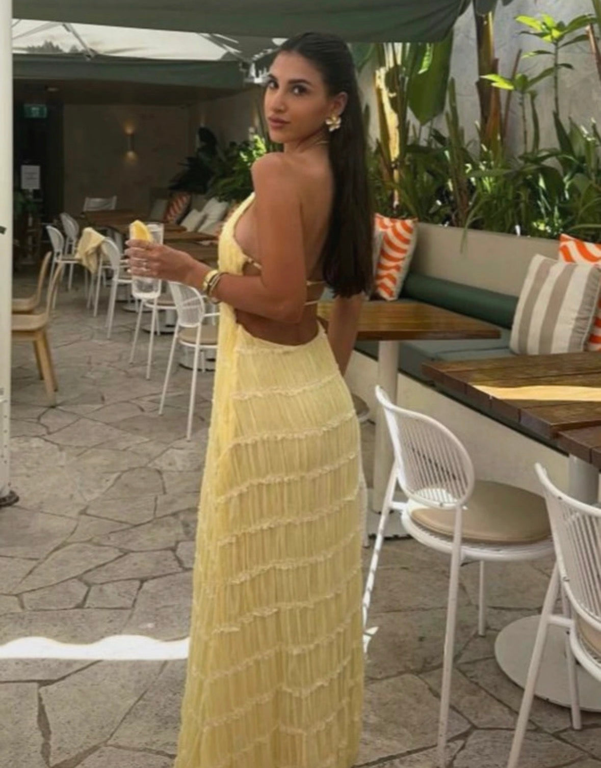 Vestido con espalda descubierta