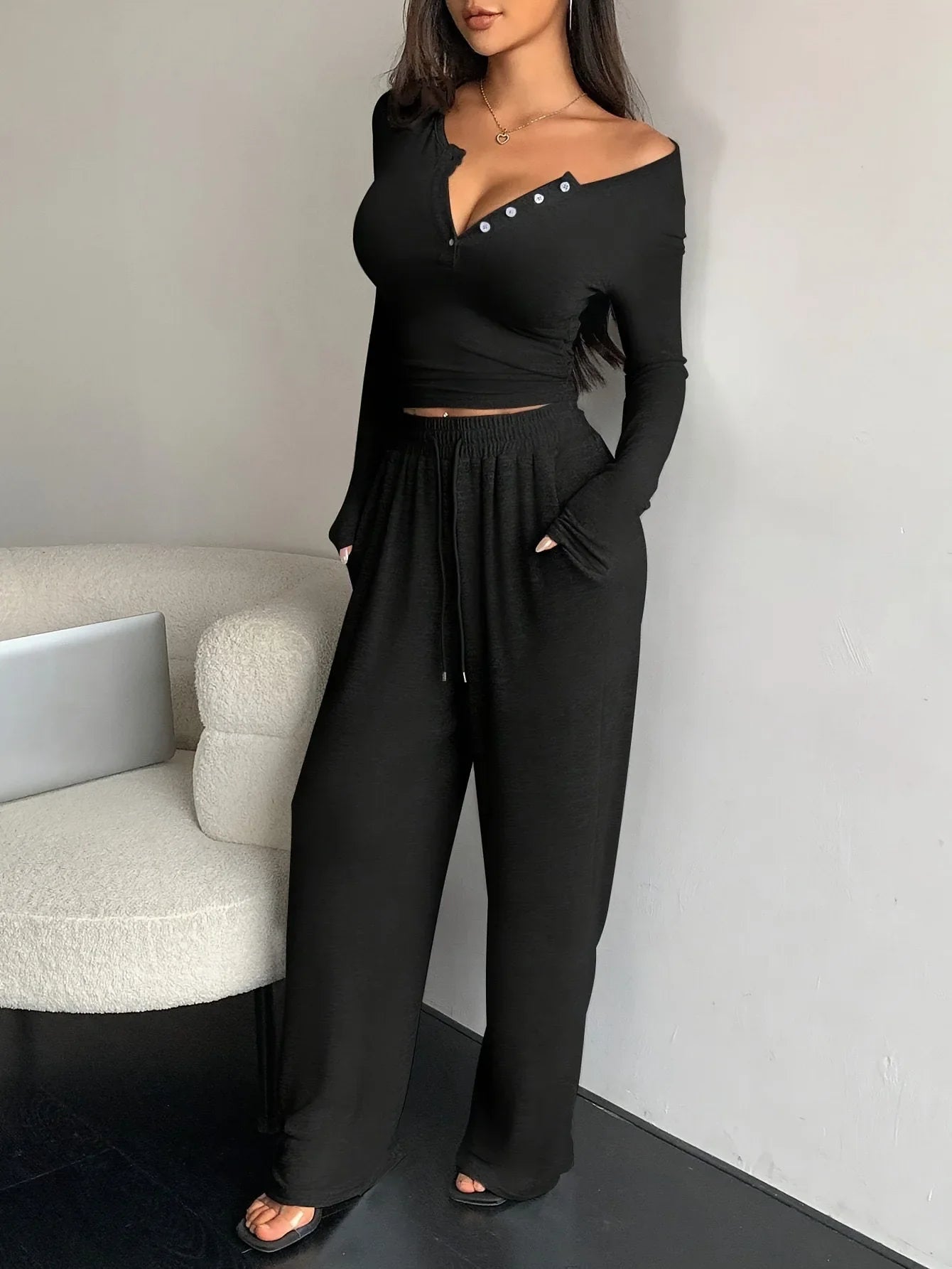 Homewear | Nauwsluitende pyjama met V-hals en lange broek 7