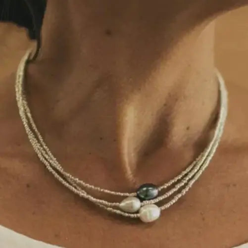 Naravna biserna ogrlica – Elegantna modna dodatka