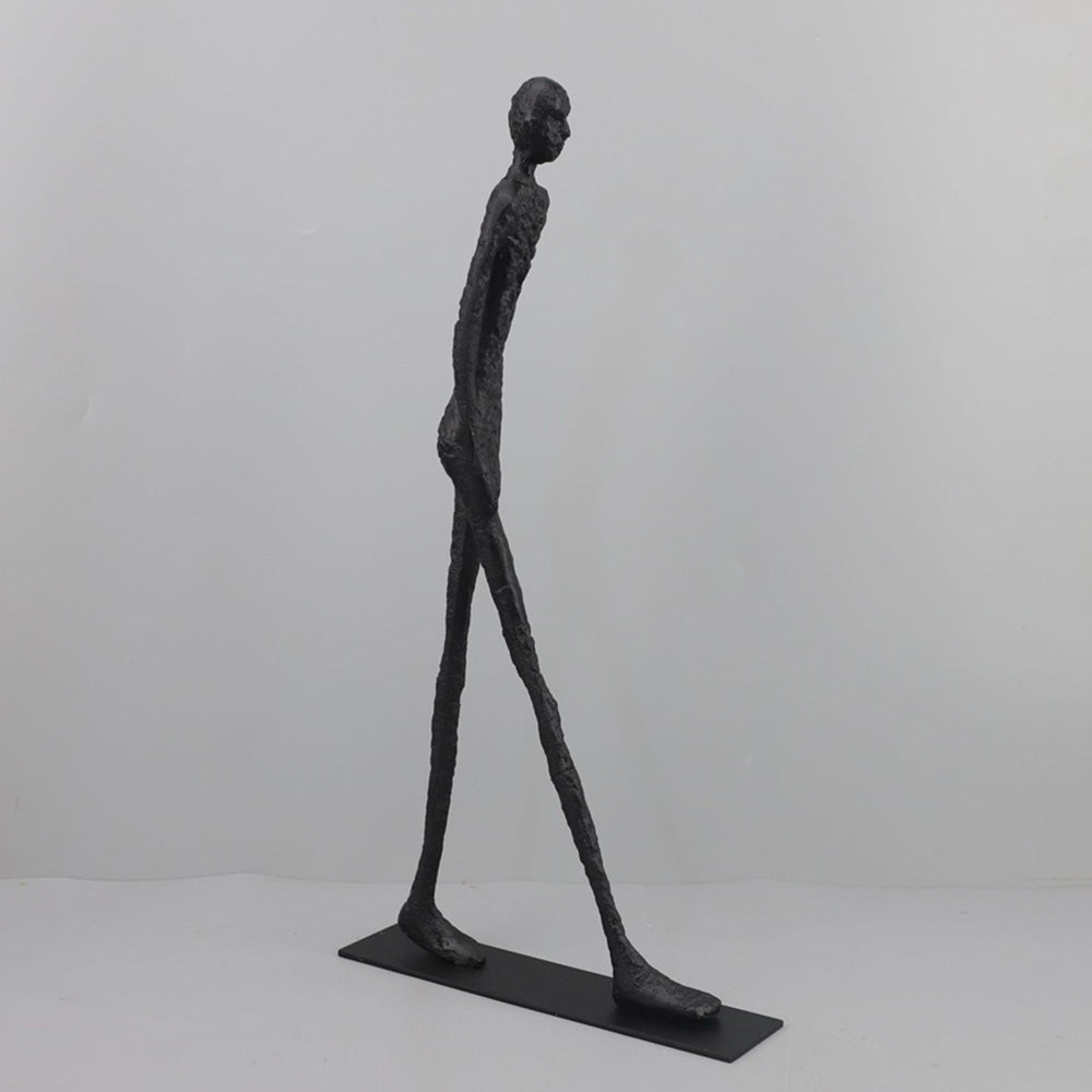 StrideForm – Abstrakt jernskulptur af gående mand til moderne kunstinspireret indretning