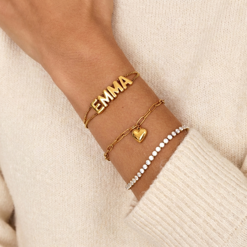 Złota bransoletka typu paperclip z zawieszką w kształcie serca