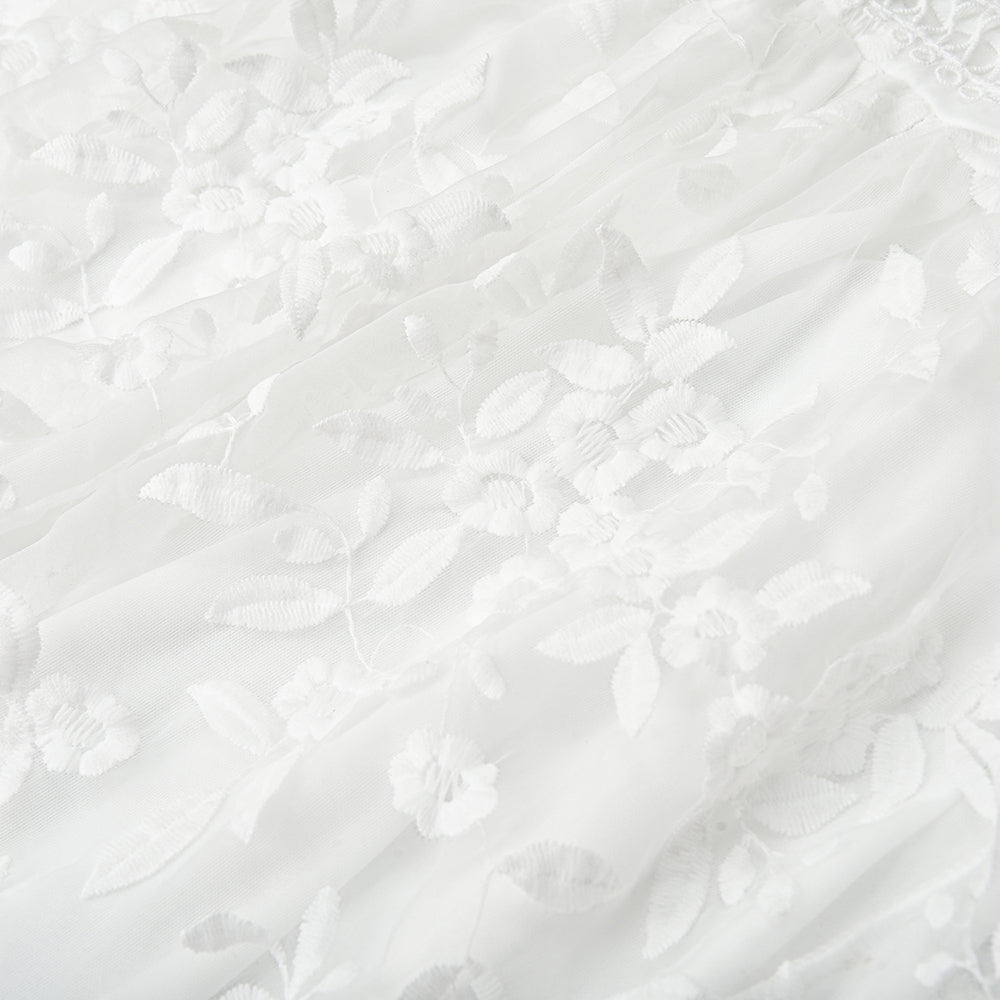 Hvid sommerkjole i mesh med blomsterbroderier og blondedetaljer til forår