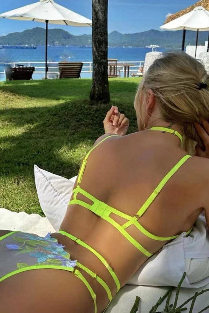 Smaragdgroene set met bloemenborduur, kettingbandjes en jarretels – sexy 3‑delige lingerie