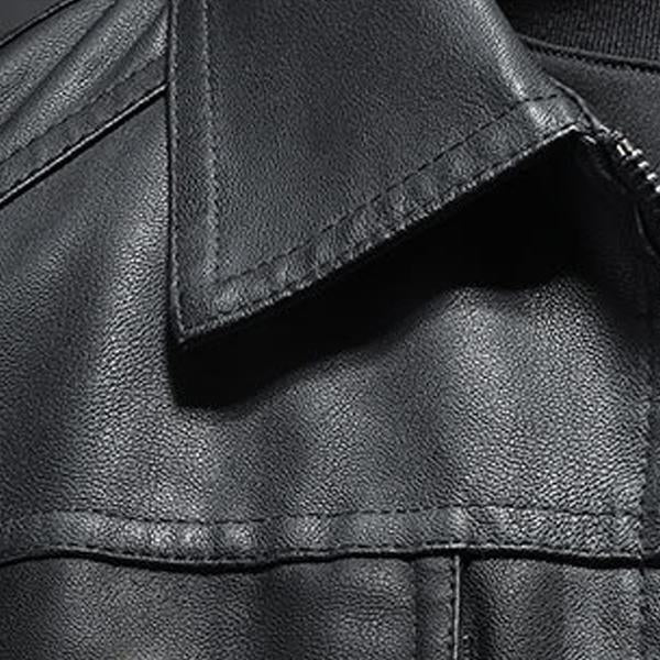 Veste en cuir noir avec col classique et coutures visibles, texture lisse et élégante, mode tendance, vêtement intemporel pour homme ou femme.