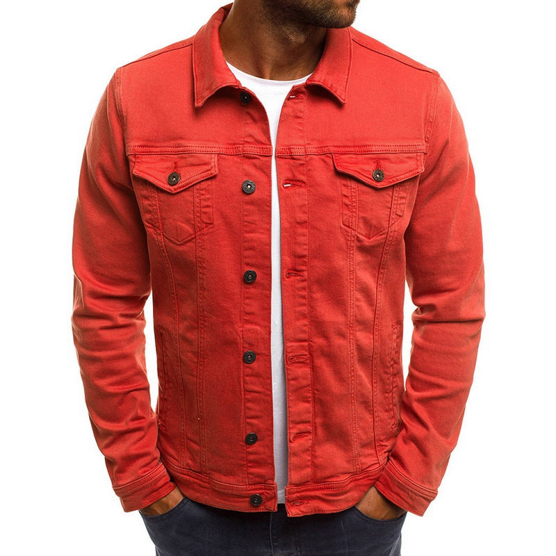 Veste en jean rouge pour homme, style décontracté, manches longues, boutons noirs, poches poitrine, mode tendance, tenue automne-hiver.