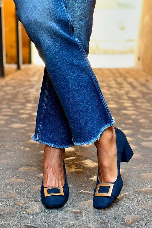 DECOLLETE WITH BUCKLE AND WIDE HEEL