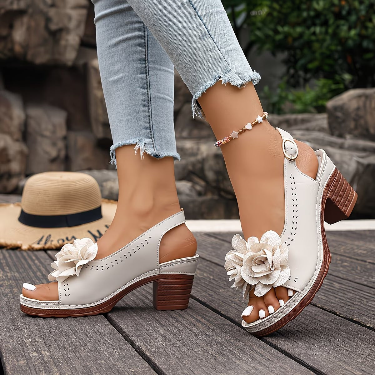 Laiva | Sandalen mit Blütenapplikation und Blockabsatz