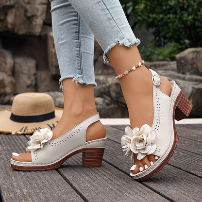 Laiva | Sandalen mit Blütenapplikation und Blockabsatz
