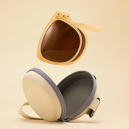 Beige Sonnenbrille mit braunen Gläsern und passendem Etui, modisches Accessoire.