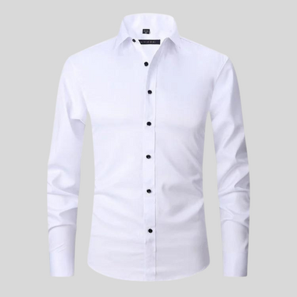 Hvid herreskjorte med lange ærmer og sorte knapper, klassisk design, velegnet til formelle og casual lejligheder. Stilfuld og tidløs beklædning.