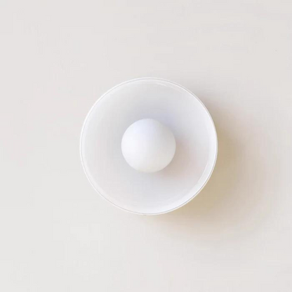 Weiße Keramikschale mit rundem Design auf hellem Hintergrund, minimalistisch, modern.