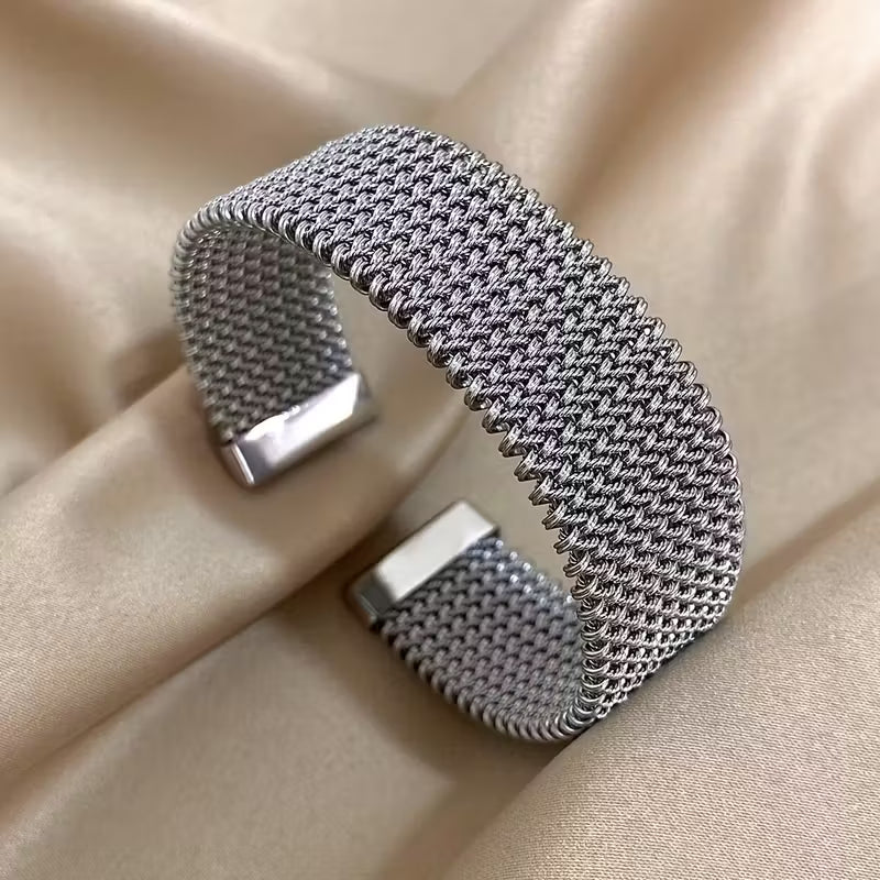 Mara | Pulseira Rígida em Malha Metálica Entrançada (Ajustável)