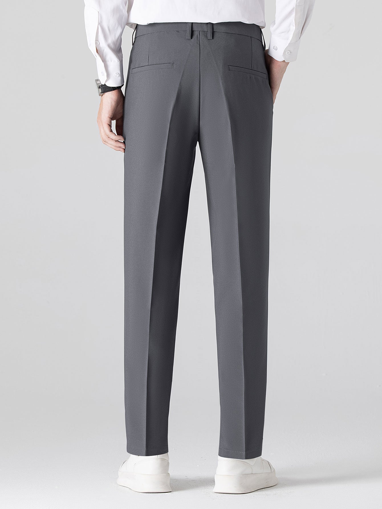 Schlanke Slim-Fit-Hose mit konisch zulaufendem Bein für einen modernen, geradlinigen Look