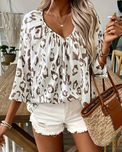 Leona – Klassieke luipaardprint blouse met V-hals en lange mouwen