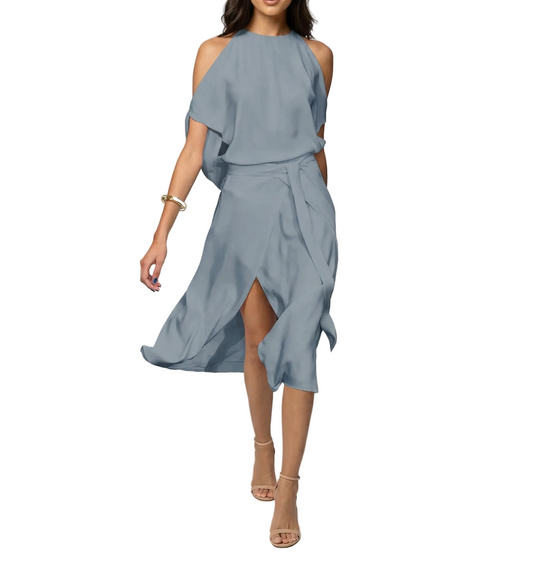 Elegantes Kleid mit modischen Schulterausschnitten.