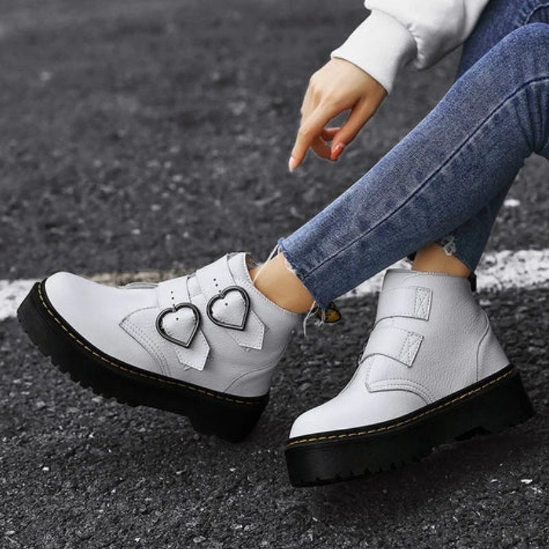 Daisy – Women's Boots with Round Toe and Heart-Shaped Buckle
