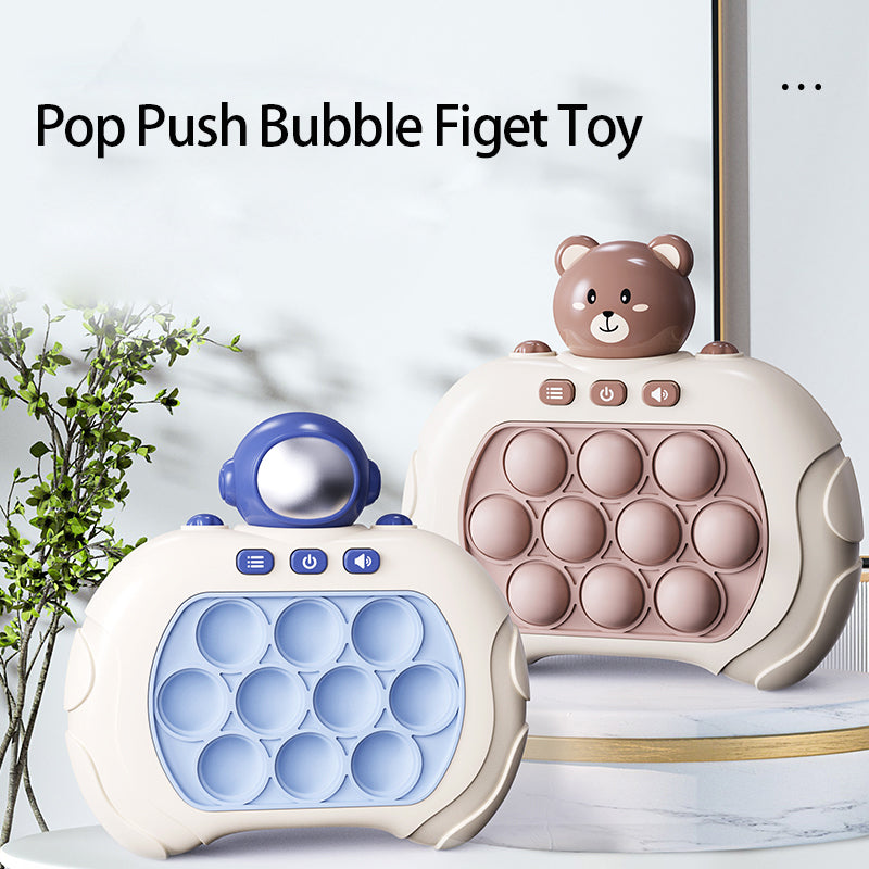 Zwei Pop It Fidget Spielzeuge, Bär und Affe, in Beige und Blau, auf Holztisch.