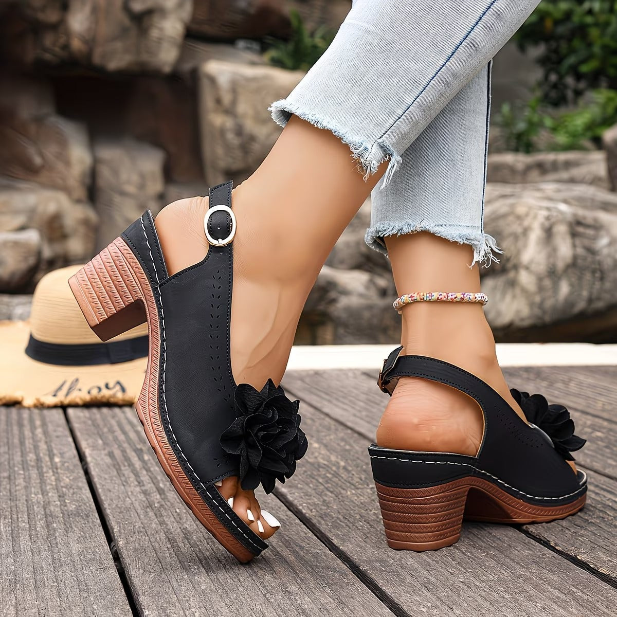 Laiva | Sandalen mit Blütenapplikation und Blockabsatz