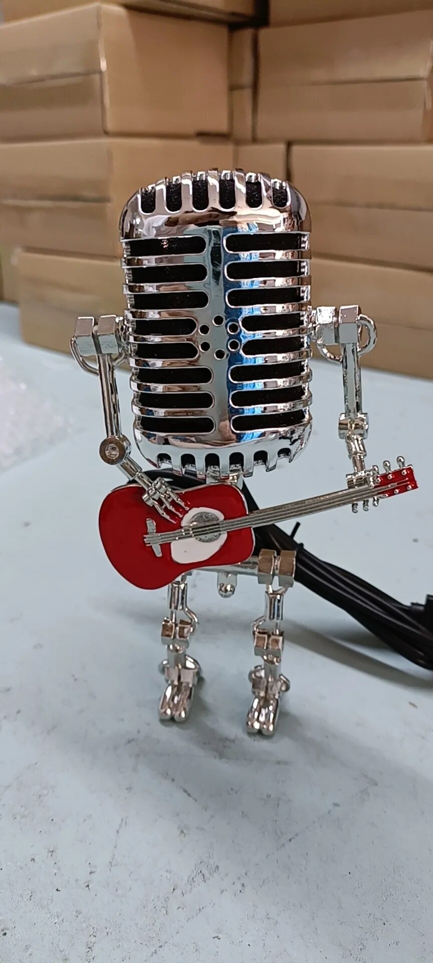 Dekoratív Mikrofon Robotlámpa Gitárral – Max