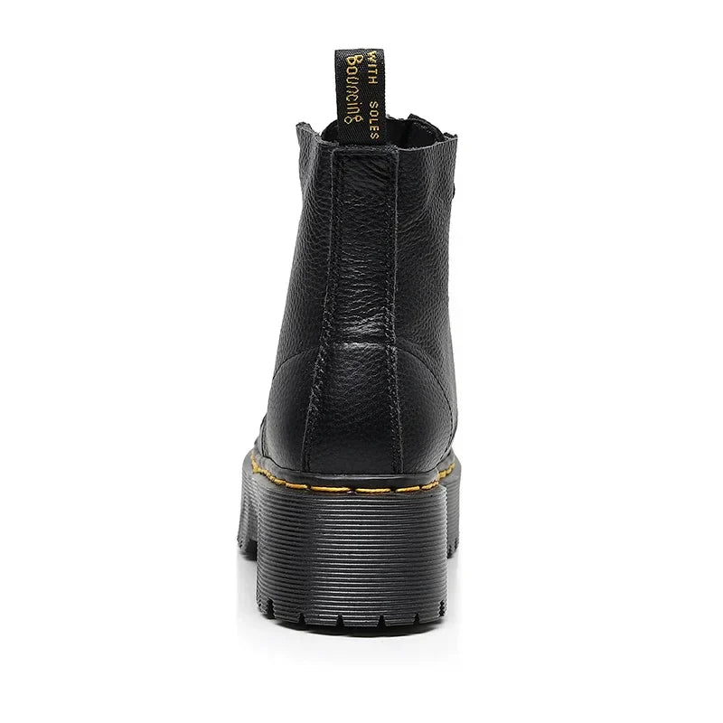 Botte noire en cuir avec semelle épaisse et surpiqûres jaunes, style Dr. Martens, vue arrière. Chaussure tendance, robuste et iconique.