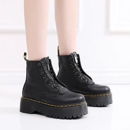 Bottes noires en cuir à plateforme épaisse, lacets et fermeture éclair, style punk, mode féminine, sur fond blanc.
