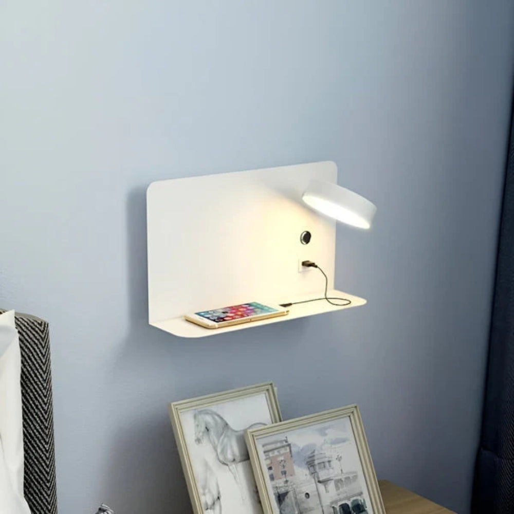 Væglampe med USB Oplader og Praktisk Hylde
