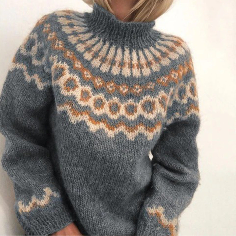 Femme portant un pull en laine tricoté à motifs nordiques bleu, beige et orange, col montant. Mode hiver, style scandinave, tendance cosy.