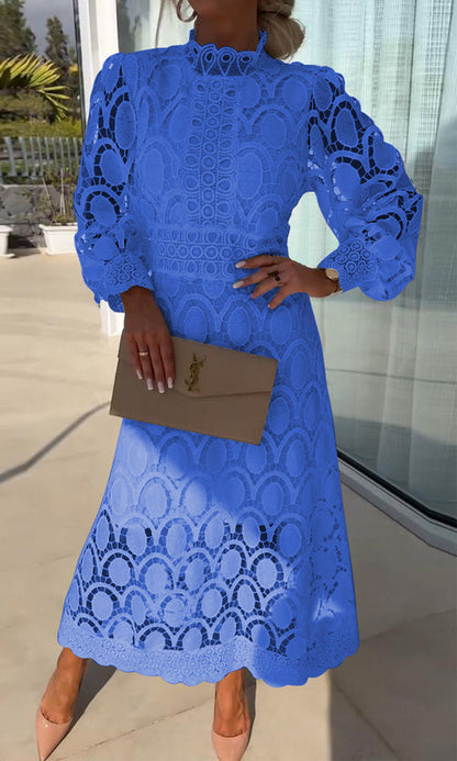 Frau in blauem Spitzenkleid mit beiger Clutch, elegantes Outfit, Sommermode, draußen.