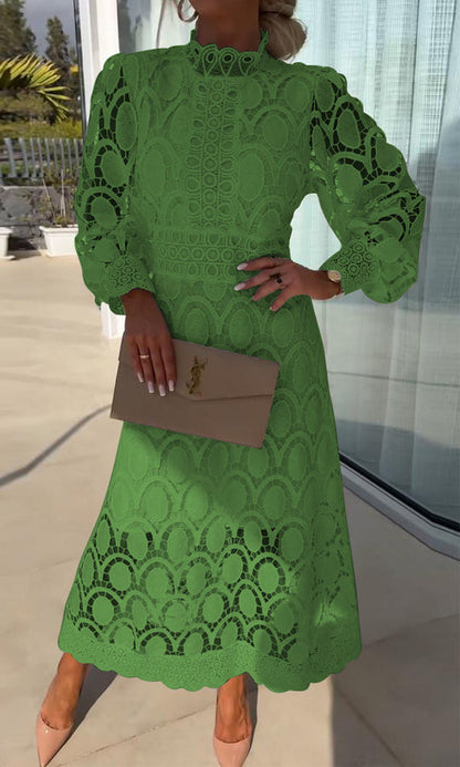 Frau in grünem Spitzenkleid mit beiger Clutch, elegantes Outfit, Sommermode, draußen.