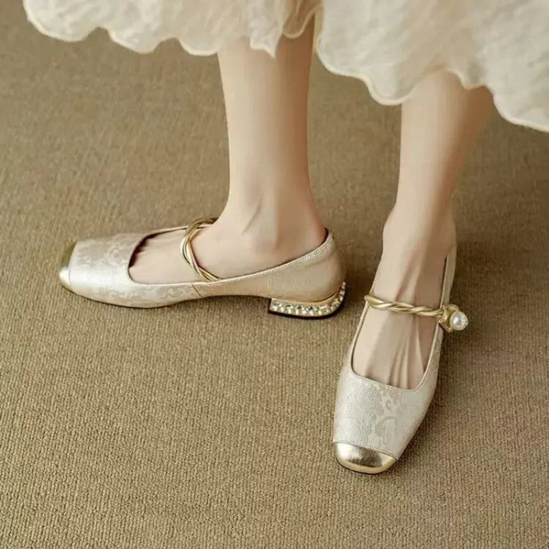 Hazel – Sandalen met lage hak en ronde neus Velani