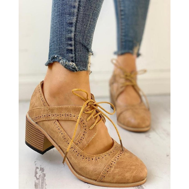 Clara – Chaussures tendance à talon bloc et conception découpé