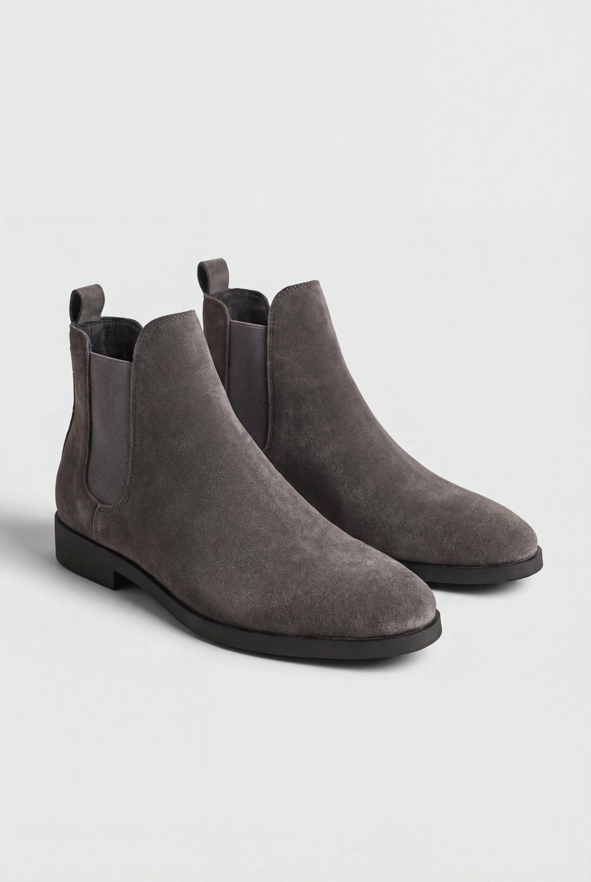 Chelsea Boots til Mænd i Ruskind med Elastiske Sidepaneler - Grå - Boots - Valmont Wear