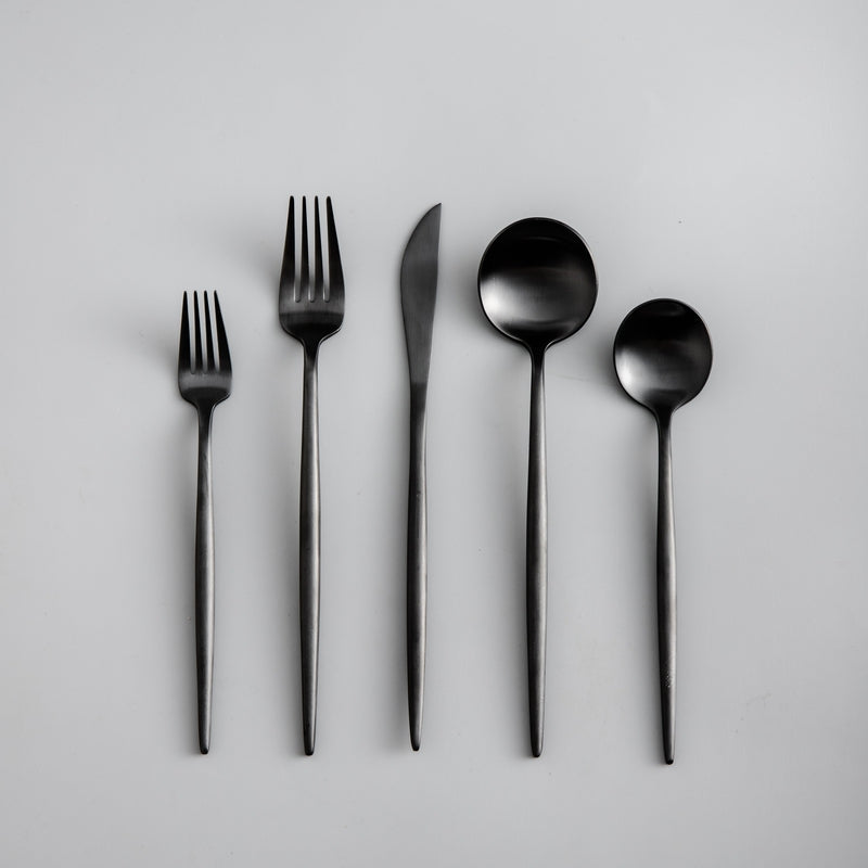 Minimalistisches Edelstahl-Besteckset mit mattem Finish