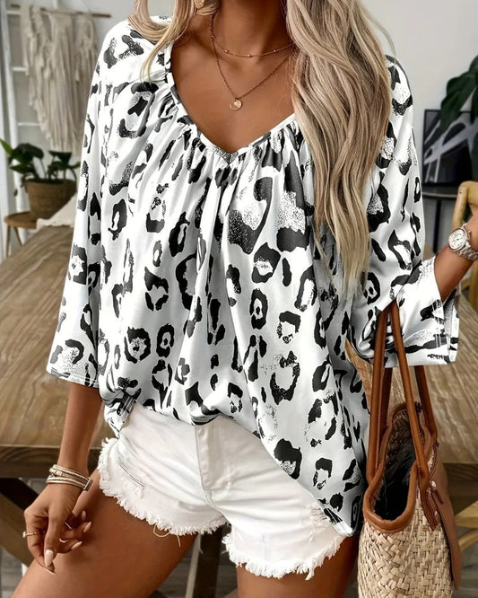 Leona – Klassieke luipaardprint blouse met V-hals en lange mouwen