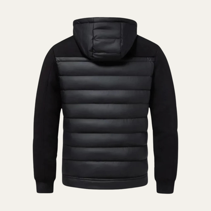Sort quiltet jakke med hætte, set bagfra. Moderne design, velegnet til vinter. Perfekt til mænd, der søger stilfuld og varm overtøj.
