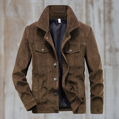 Brun fløjlsjakke til mænd med knapper, to brystlommer og klassisk krave. Perfekt til efterårsmode og casual stil.