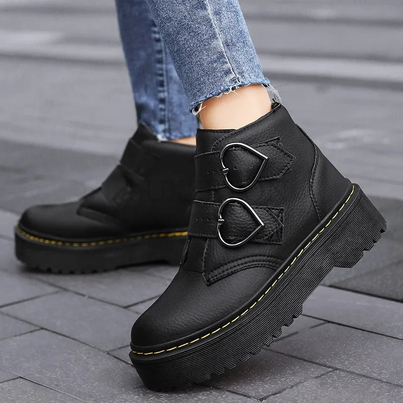 Daisy – Women's Boots with Round Toe and Heart-Shaped Buckle