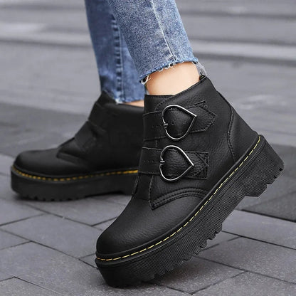 Daisy – Women's Boots with Round Toe and Heart-Shaped Buckle